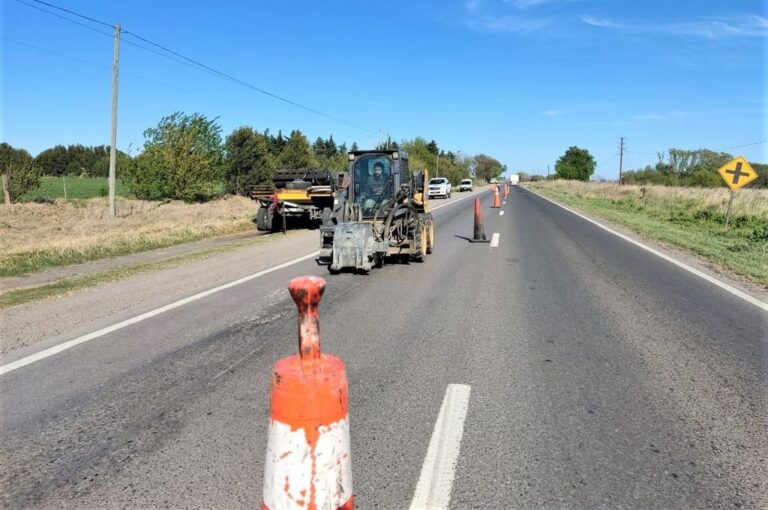 Vialidad Nacional realiza bacheos preventivos sobre la ruta 33 entre Pujato y Casilda.