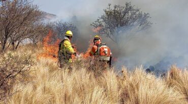 Son un total de 31 los agentes pertenecientes a la Federación Santafesina de Asociaciones de Bomberos Voluntarios que la Secretaría de Protección Civil envió el martes a la provincia de Córdoba para combatir los incendios.  Gentileza.