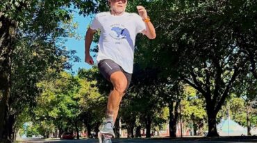 Juanci presentó sus pergaminos logrados en la ultramaratón Badwater 135 de California