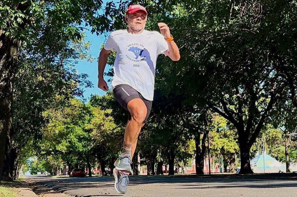 Juanci presentó sus pergaminos logrados en la ultramaratón Badwater 135 de California