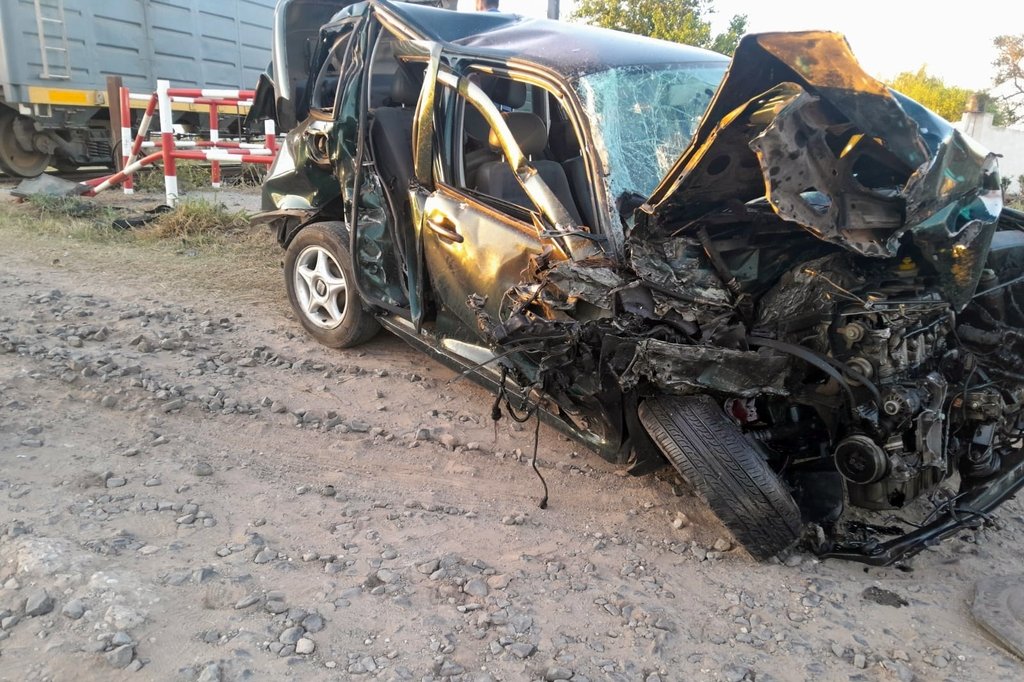 Así quedó el auto luego del impacto de lleno del tren. La conductora escapó a tiempo