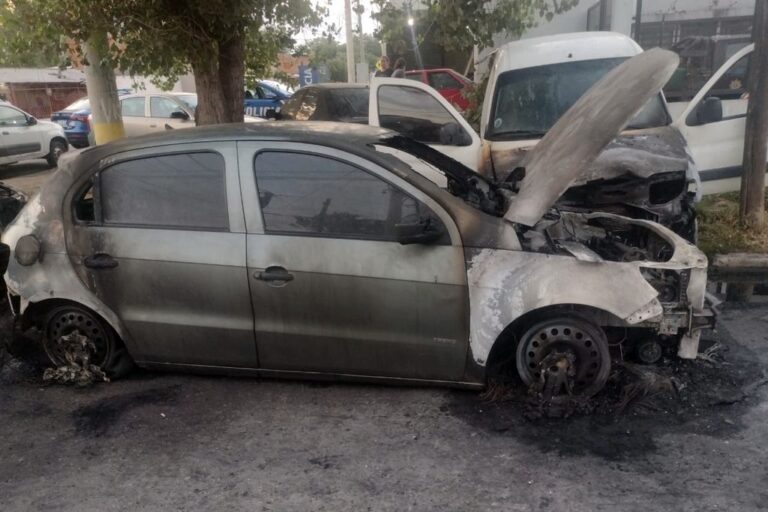 Autos quemados y notas amenazantes